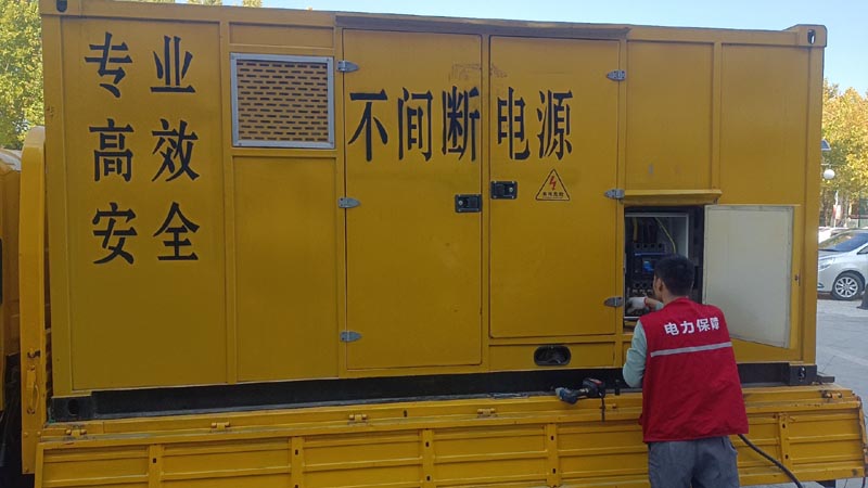 顺平柴油发电机组和UPS电源配合使用时，如何避免切换过程中的电力中断？